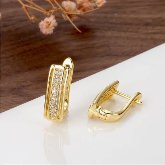 Classic Square Stud Earrings - Picture 1 of 2